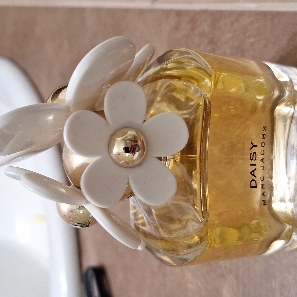Marc Jacobs Daisy with White Floral Cap - Picture 3 of 3